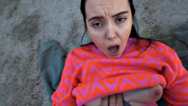 на природе ведёт себя, будто публика не существует