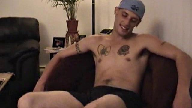 гетеро парень впервые пробует сперму