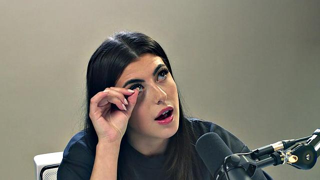 Big-titted raven fingerfucking herself