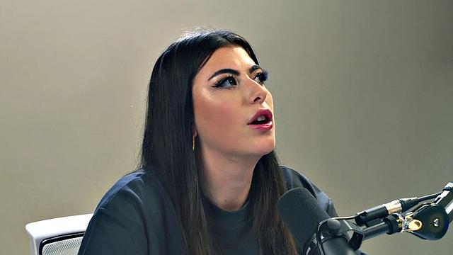 Big-titted raven fingerfucking herself