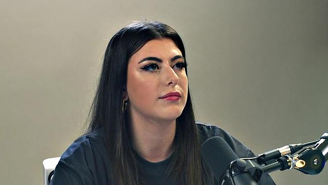 Big-titted raven fingerfucking herself