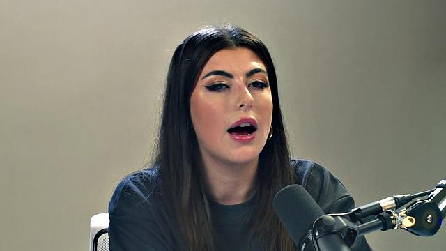 Big-titted raven fingerfucking herself