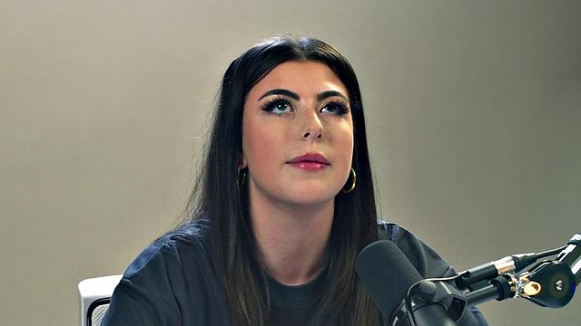 Big-titted raven fingerfucking herself