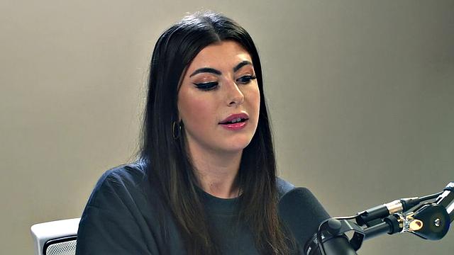 Big-titted raven fingerfucking herself