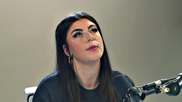 Big-titted raven fingerfucking herself