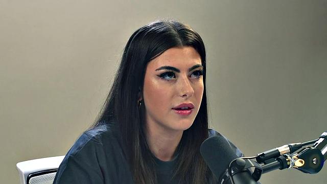 Big-titted raven fingerfucking herself