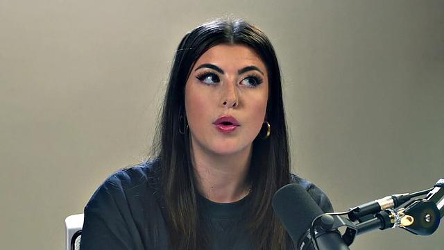 Big-titted raven fingerfucking herself