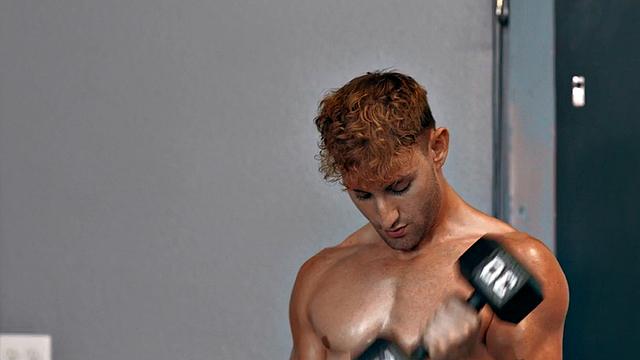 Eager muscled jock assfucks gym partner after rimjob