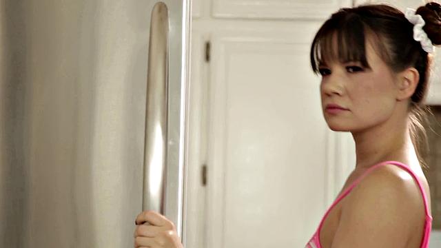 1000Facials - Hot Babe Tries VR And Ends Up Sucking Cock