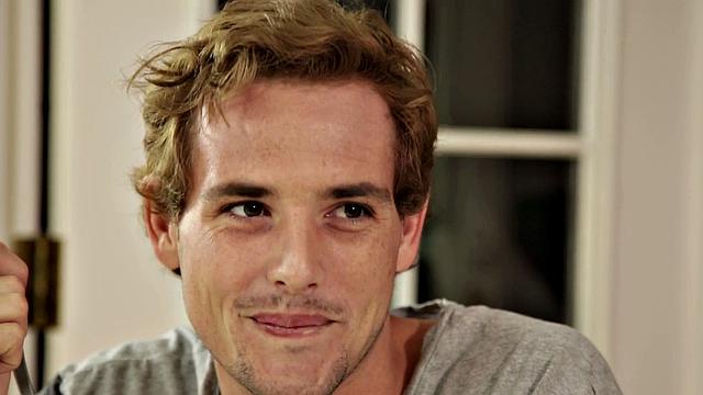 1000Facials - Hot Babe Tries VR And Ends Up Sucking Cock