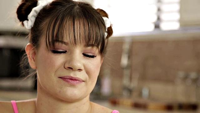 1000Facials - Hot Babe Tries VR And Ends Up Sucking Cock