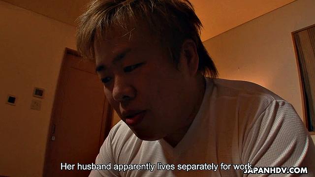 Lonely wife is amusing herself online