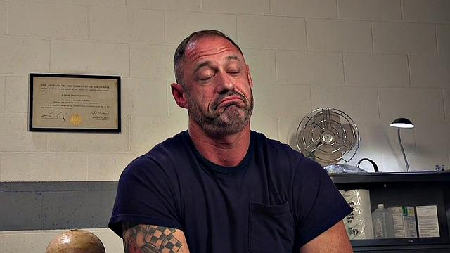 смотри, как медсестра с большими сиськами издевается над своим подчинённым в поясe верности