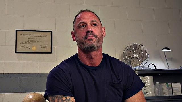 смотри, как медсестра с большими сиськами издевается над своим подчинённым в поясe верности