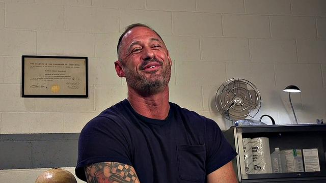 смотри, как медсестра с большими сиськами издевается над своим подчинённым в поясe верности