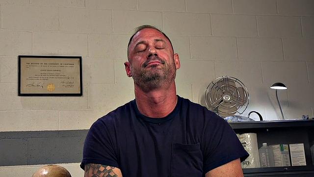 смотри, как медсестра с большими сиськами издевается над своим подчинённым в поясe верности