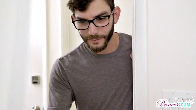 Коротко стриженная брюнетка скачет сверху и получает мощный анал с кремпаем