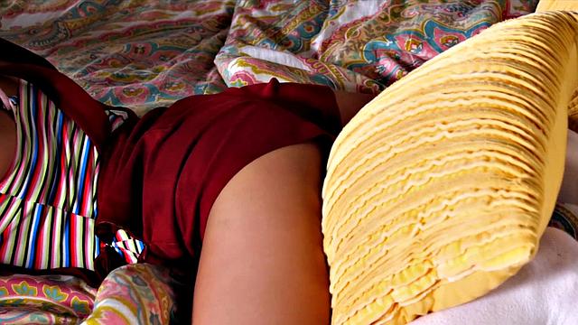 Брюнетка получает кунилингус и кончает на лицо