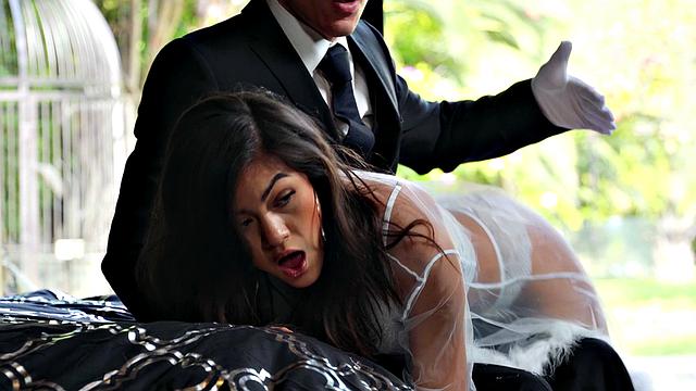 кендра спейд строит из себя хозяйку, а слуга ставит её на место