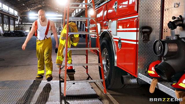 ангела уайт в форме пожарной заливает всё сквиртом во время жёсткого траха