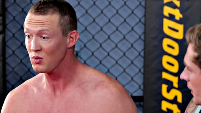 гладкий парень сначала сосёт, потом шпилит татуированного в миссионере