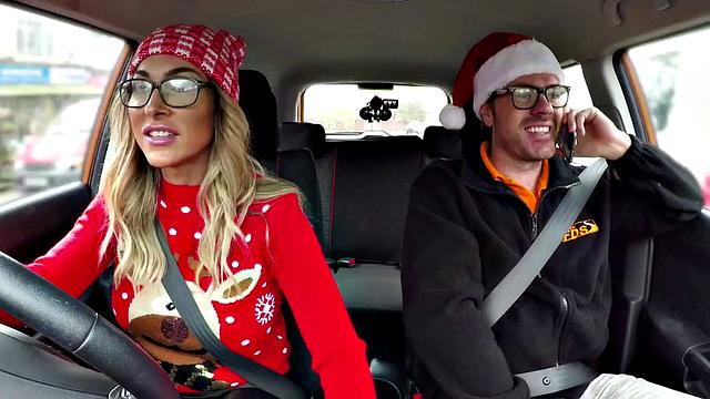 Британская блондинка в очках сосет и скачет на инструкторе, потом дает в догги