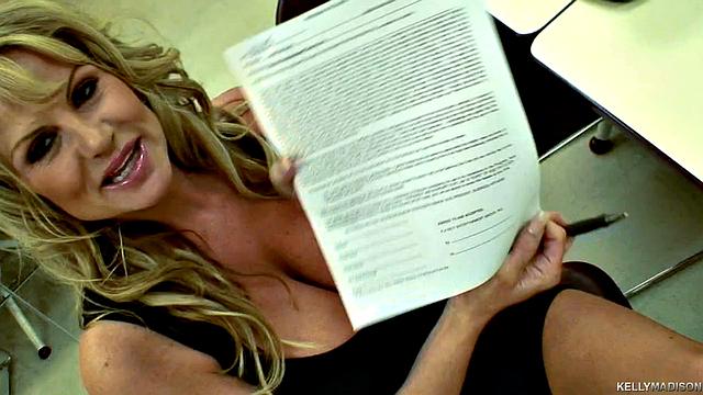 зрелая в очках дрочит в машине после радиоэфира