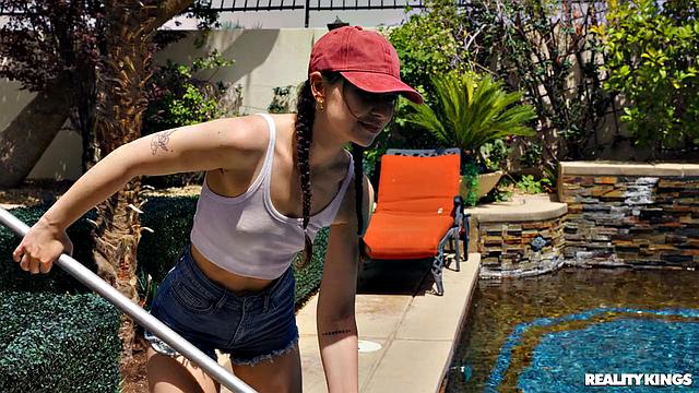 Две зрелые соблазняют новую работницу у бассейна и трахают её по очереди.