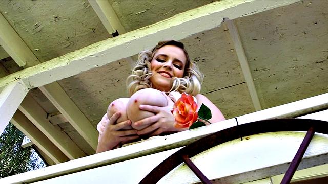 codi трогает свою волосатую киску и светит сиськами на природе