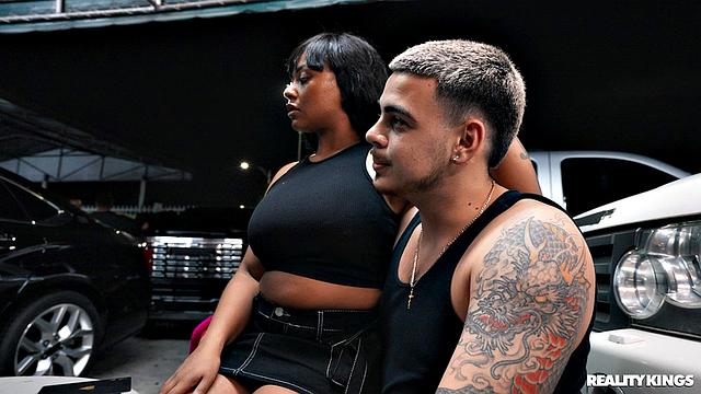 озорная брюнетка трахает попку после дерзкой кражи машины