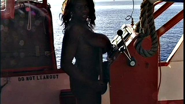 Сэмми трясёт огромной грудью на палубе во время круиза