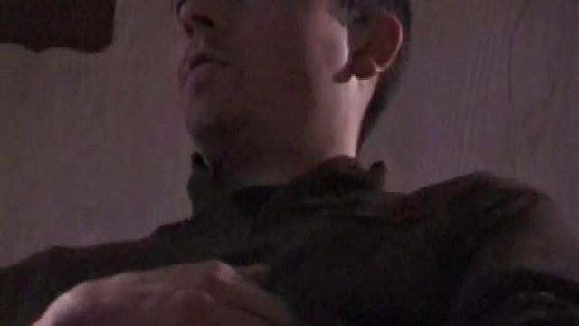 Дэн дрочит с надрывом и заливает себя спермой