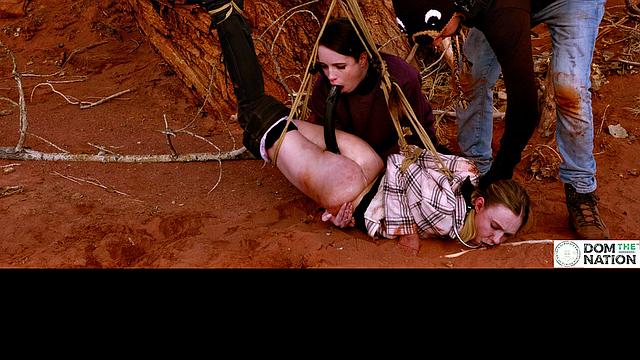 Две взрослые связаны у дерева, трахаются в жопу и делают ass to mouth на природе