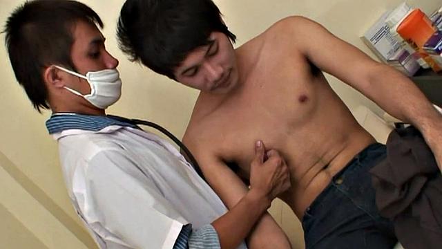 Amateur Asian doctor barebacking patient in tight ass