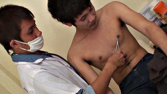 Amateur Asian doctor barebacking patient in tight ass