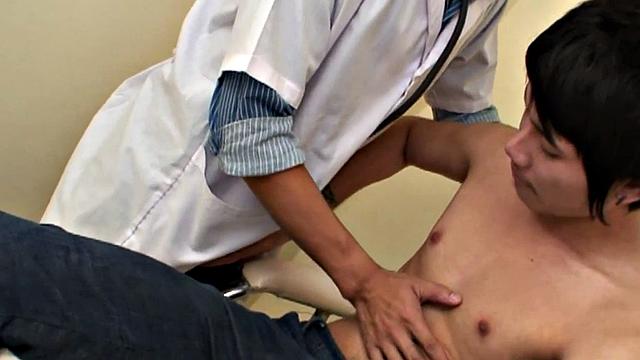 Amateur Asian doctor barebacking patient in tight ass