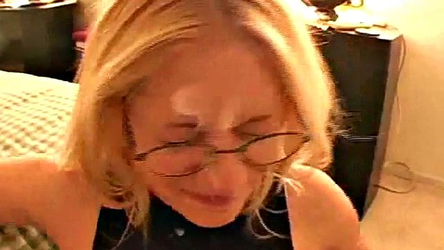 оцени как блондинка в очках дрочит член в pov