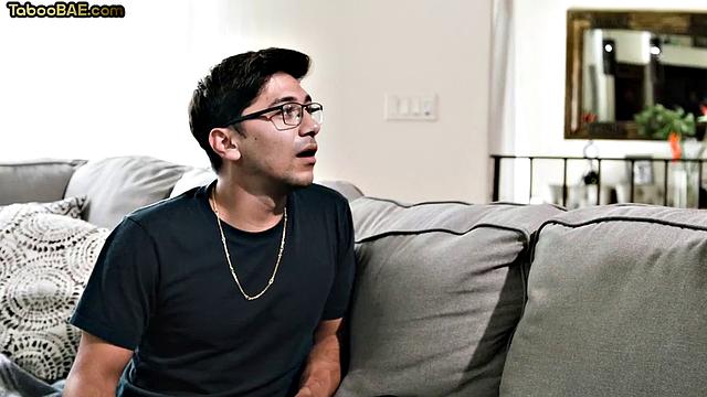 Брюнетка с большой жопой трахается раком и сосёт член парню.