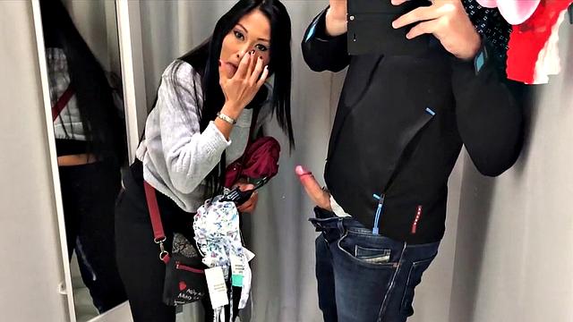 азиатка Суси страстно отсасывает белому туристу в примерочной и отеле