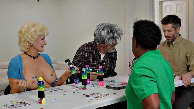 Зрелая блондинка с большими сиськами ловит кайф с черным жеребцом