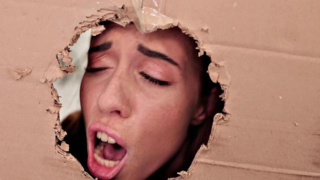 рыжая худышка трахается на диване и на кухне