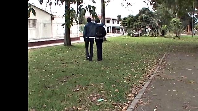 два латинских парня меряются членами и не соглашаются на ничью сзади, только победитель знает вкус победы в такой дуэли!