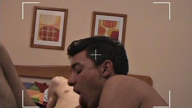 Рамиро и Вилли снимают, как сосут друг другу и трахаются на кровати