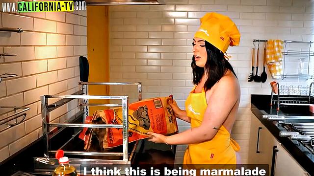 Clara Wellen, Brazilian influencer, caught opening the door naked for motorcycle courier