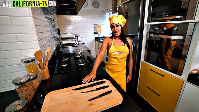 Clara Wellen, Brazilian influencer, caught opening the door naked for motorcycle courier