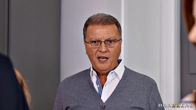 Abigaiil Morris и Hollywood Cash впервые пробуют секс втроем с Roxie Sinner, переходя от соукинга к настоящему траху на кровати.