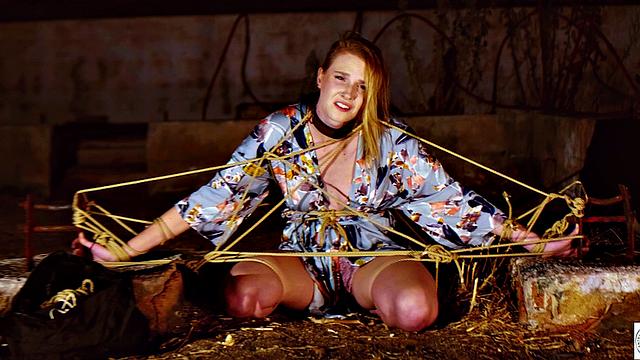 Блондинка на привязи: сиськи щипают, настроение бодрое-лучшее БДСМ-реалити