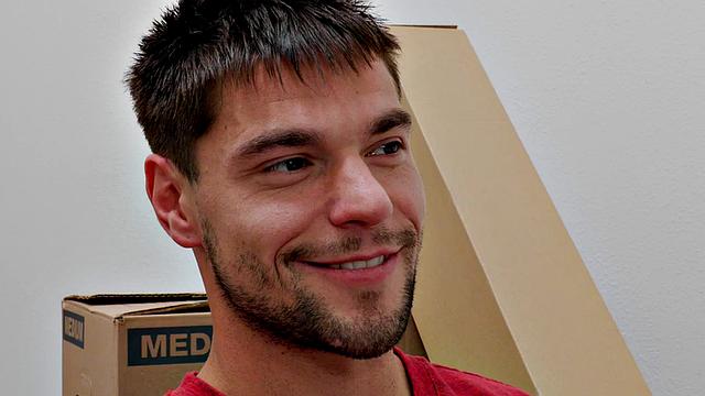 Качок жёстко трахает офисного спортсмена, глубоко в миссионерской позе