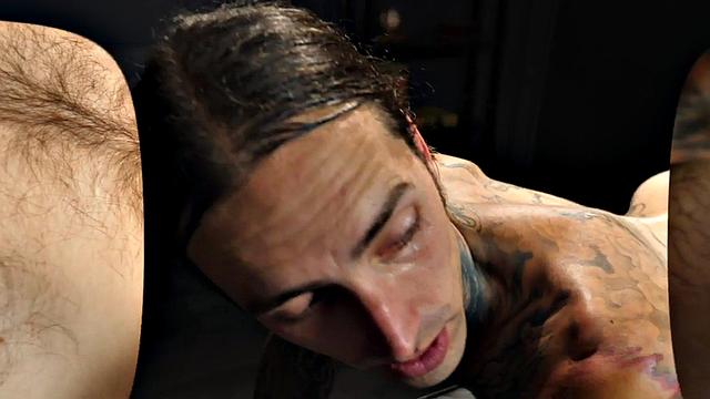 Смотри, как татуированный качок трахает парня в чулках по-жёсткому
