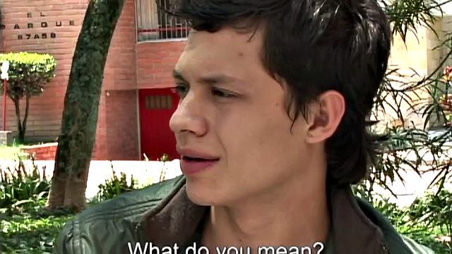 Андерсон раздевает Дюваля и сосёт его большой необрезанный хуй на диване